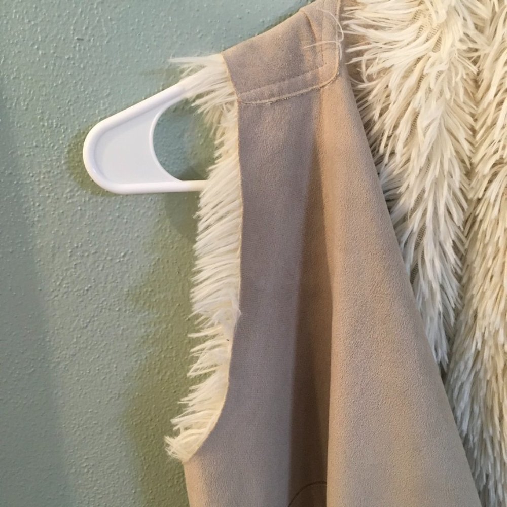 Icing Beige Suede/Faux Fur Vest - Picture 6 of 7